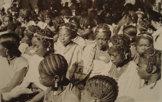 Mulheres Mahafaly com penteados tradicionais